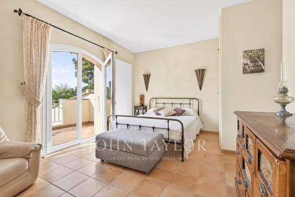 Carry-le-Rouet – Élégante villa familiale avec piscine, suite de plain-pied et jardin paysager