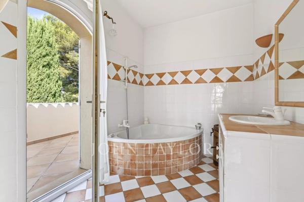Carry-le-Rouet – Élégante villa familiale avec piscine, suite de plain-pied et jardin paysager
