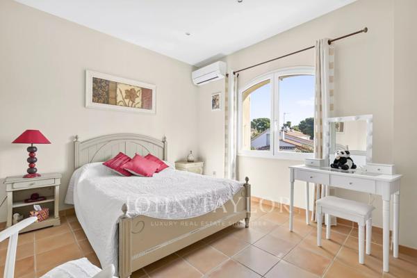 Carry-le-Rouet – Élégante villa familiale avec piscine, suite de plain-pied et jardin paysager