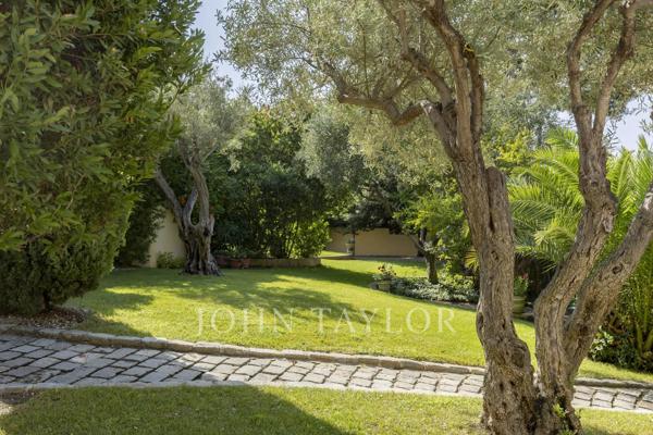 Carry-le-Rouet – Élégante villa familiale avec piscine, suite de plain-pied et jardin paysager