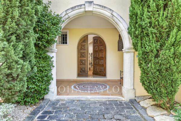 Carry-le-Rouet – Élégante villa familiale avec piscine, suite de plain-pied et jardin paysager