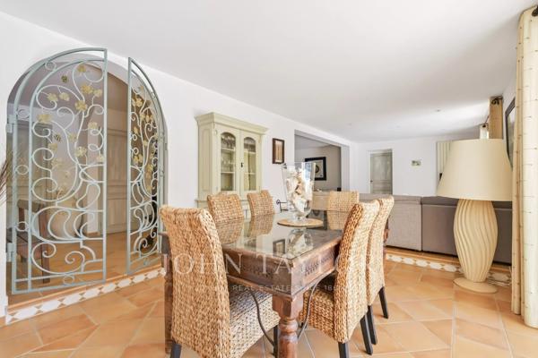 Carry-le-Rouet – Élégante villa familiale avec piscine, suite de plain-pied et jardin paysager