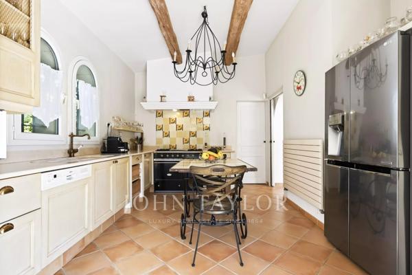 Carry-le-Rouet – Élégante villa familiale avec piscine, suite de plain-pied et jardin paysager