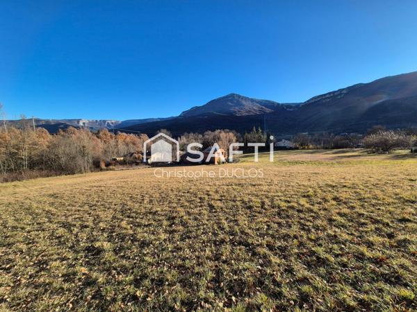 Terrain constructible ensoleillé avec vue panoramique.