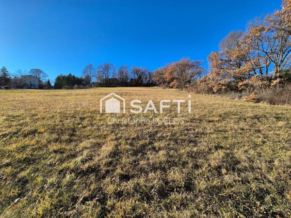 Terrain constructible ensoleillé avec vue panoramique.