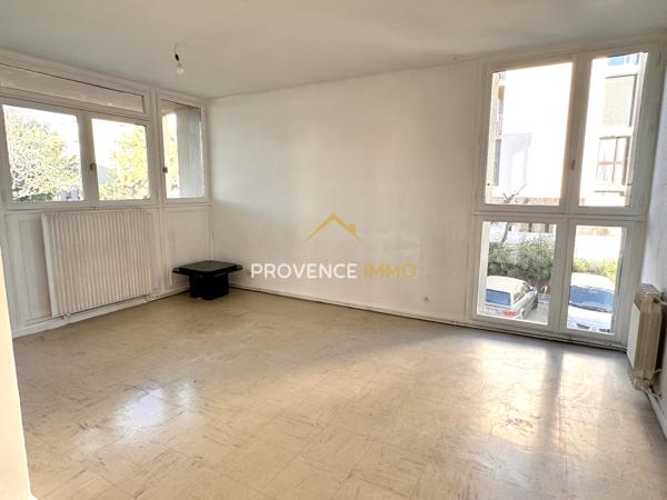 Salon-de-Provence (13300) Salon de Provence, résidence Le Guynemer, bel appartement T3,balcon, cave et parkings extérieurs.