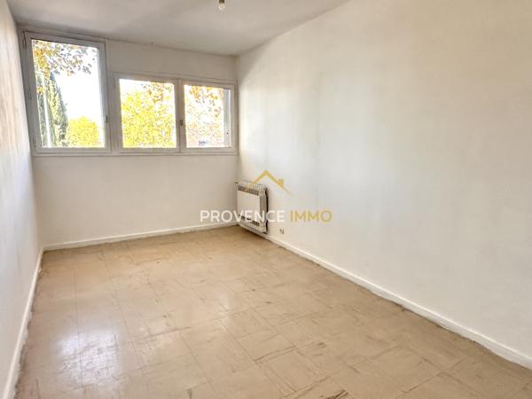 Salon-de-Provence (13300) Salon de Provence, résidence Le Guynemer, bel appartement T3,balcon, cave et parkings extérieurs.