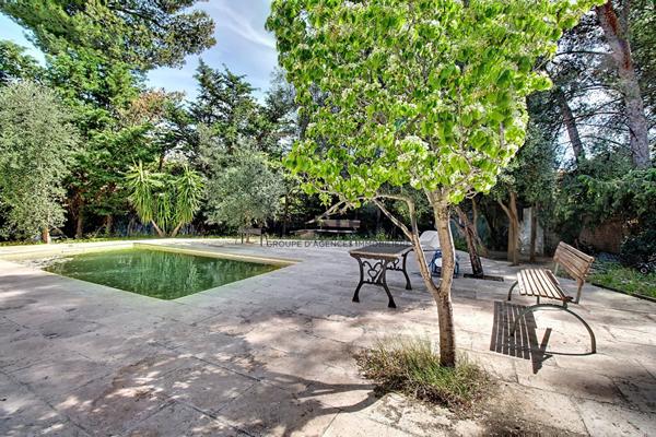 Maison 5 chambres 156 m² sur environ 940 m² de parcelle avec double garage et piscine
