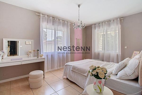 Maison 5 chambres 156 m² sur environ 940 m² de parcelle avec double garage et piscine