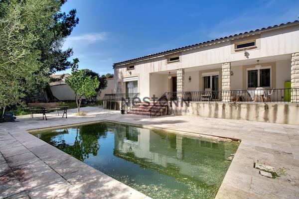 Maison 5 chambres 156 m² sur environ 940 m² de parcelle avec double garage et piscine