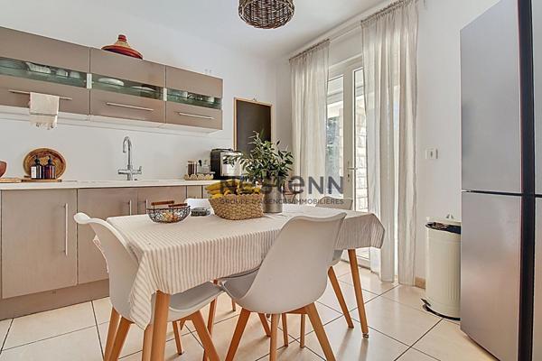Maison 5 chambres 156 m² sur environ 940 m² de parcelle avec double garage et piscine