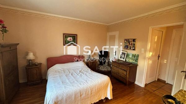 EXCEPTIONNEL ! Un emplacement privilégié pour cette demeure avec une chambre et salle de bains en RDC