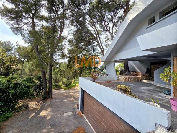 Propriété pour amateurs d’architecture, de caractère et d’unicité.