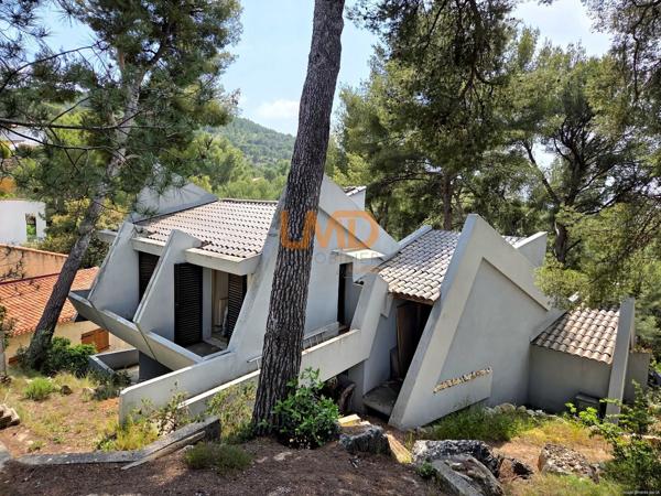 Propriété pour amateurs d’architecture, de caractère et d’unicité.