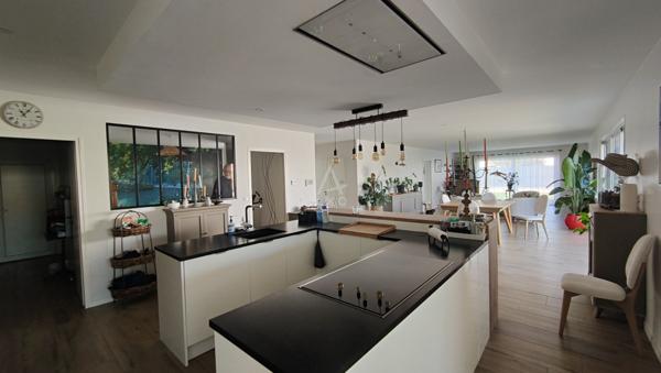 Maison 2022 – 80 m² de pièce de vie – jacuzzi – dépendance 70 m² – aucun travaux