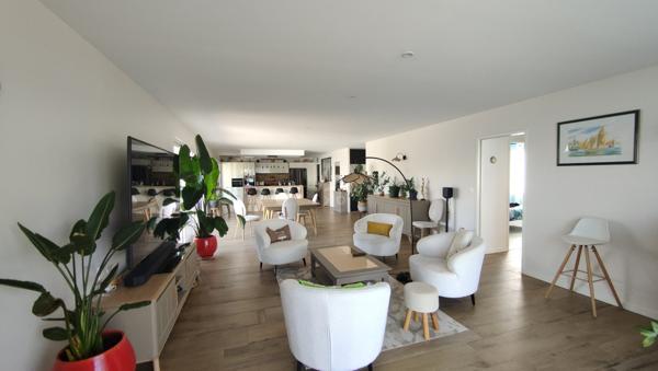 Maison 2022 – 80 m² de pièce de vie – jacuzzi – dépendance 70 m² – aucun travaux
