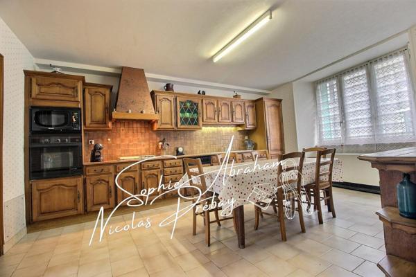 Ensemble immobilier composé d'une habitation et des dépendances