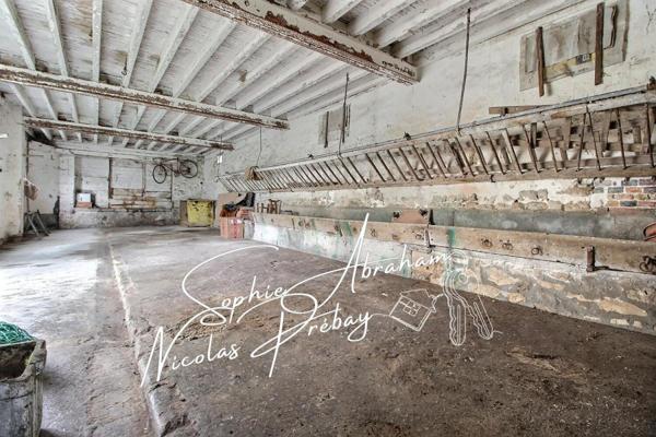 Ensemble immobilier composé d'une habitation et des dépendances