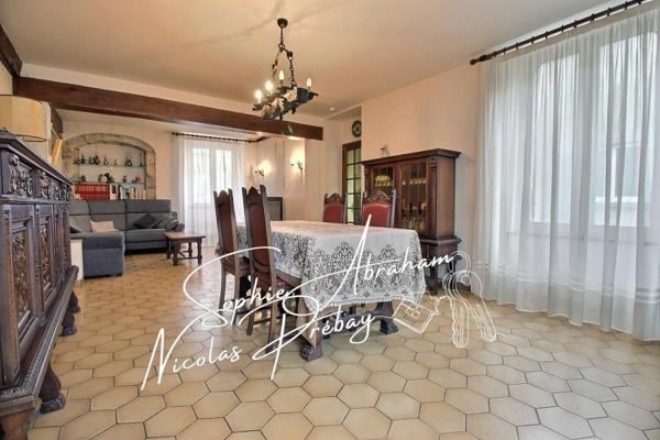 Ensemble immobilier composé d'une habitation et des dépendances