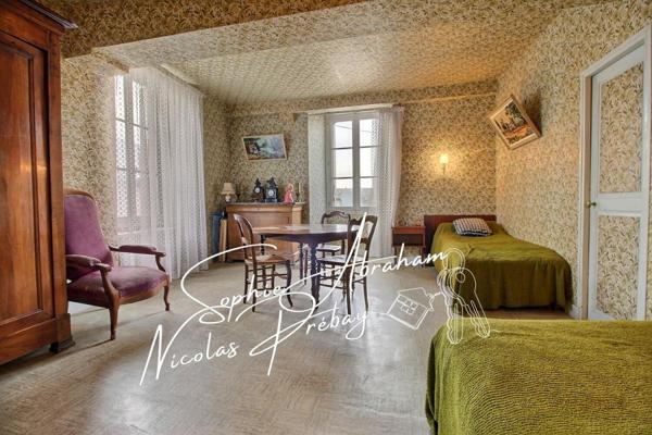 Ensemble immobilier composé d'une habitation et des dépendances