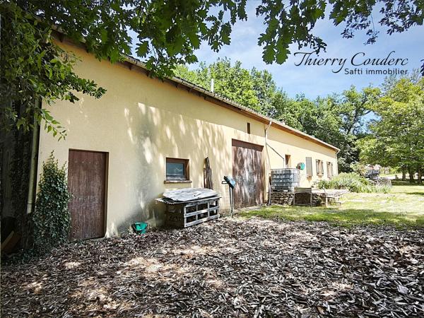 Maison au calme avec terrain boisé.