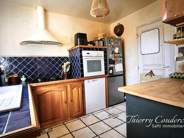 Maison au calme avec terrain boisé.