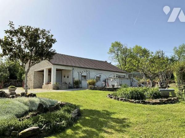 A VENDRE : Propriété en pierre située à une quinzaine de kilomètres à l'est de GOURDON (Lot - 4...