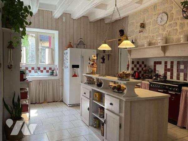 A VENDRE : Propriété en pierre située à une quinzaine de kilomètres à l'est de GOURDON (Lot - 4...
