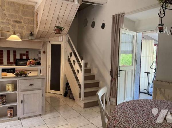 A VENDRE : Propriété en pierre située à une quinzaine de kilomètres à l'est de GOURDON (Lot - 4...