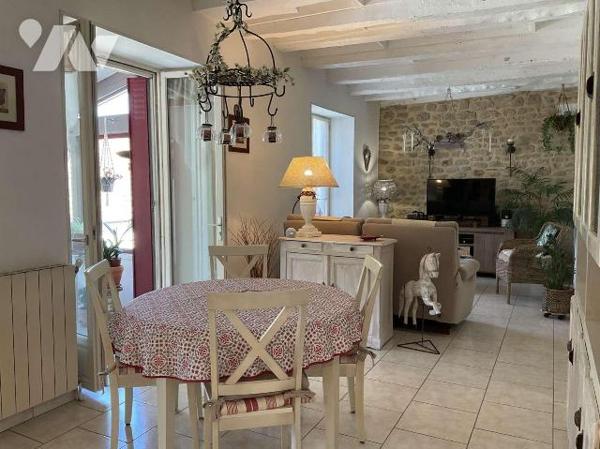 A VENDRE : Propriété en pierre située à une quinzaine de kilomètres à l'est de GOURDON (Lot - 4...