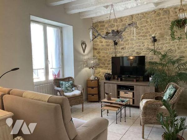 A VENDRE : Propriété en pierre située à une quinzaine de kilomètres à l'est de GOURDON (Lot - 4...