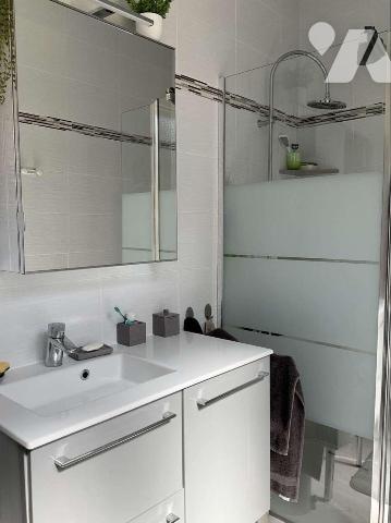 A VENDRE : Propriété en pierre située à une quinzaine de kilomètres à l'est de GOURDON (Lot - 4...