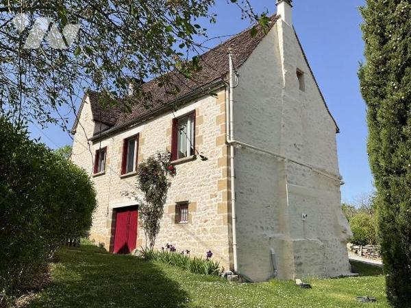 A VENDRE : Propriété en pierre située à une quinzaine de kilomètres à l'est de GOURDON (Lot - 4...