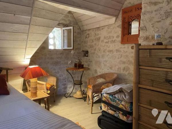 A VENDRE : Propriété en pierre située à une quinzaine de kilomètres à l'est de GOURDON (Lot - 4...