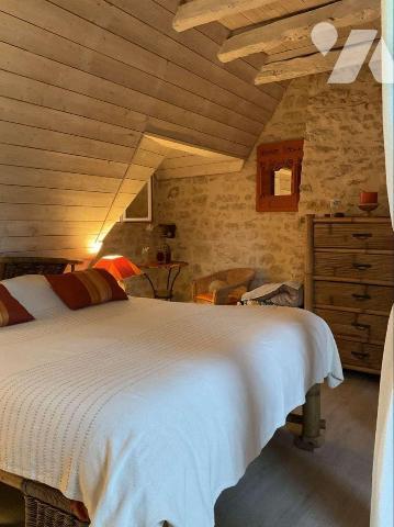 A VENDRE : Propriété en pierre située à une quinzaine de kilomètres à l'est de GOURDON (Lot - 4...
