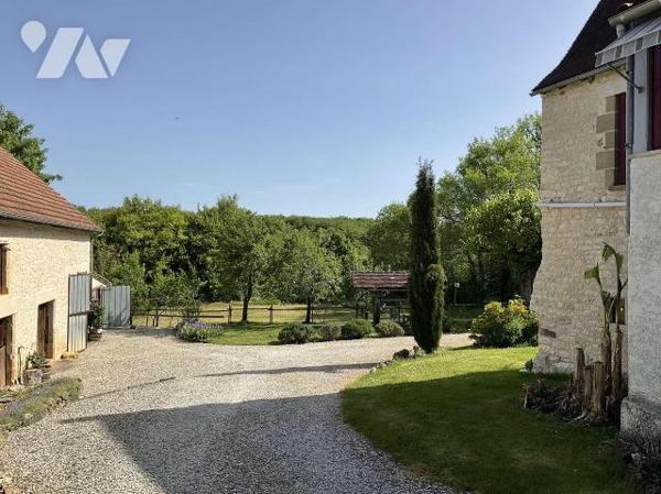 A VENDRE : Propriété en pierre située à une quinzaine de kilomètres à l'est de GOURDON (Lot - 4...
