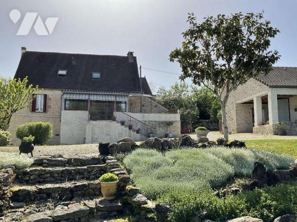 A VENDRE : Propriété en pierre située à une quinzaine de kilomètres à l'est de GOURDON (Lot - 4...
