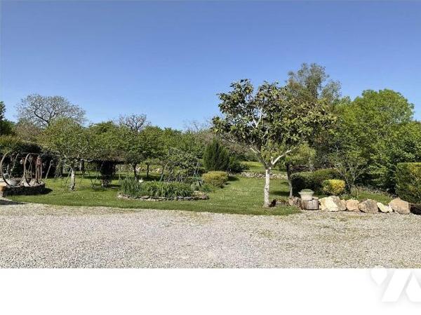 A VENDRE : Propriété en pierre située à une quinzaine de kilomètres à l'est de GOURDON (Lot - 4...
