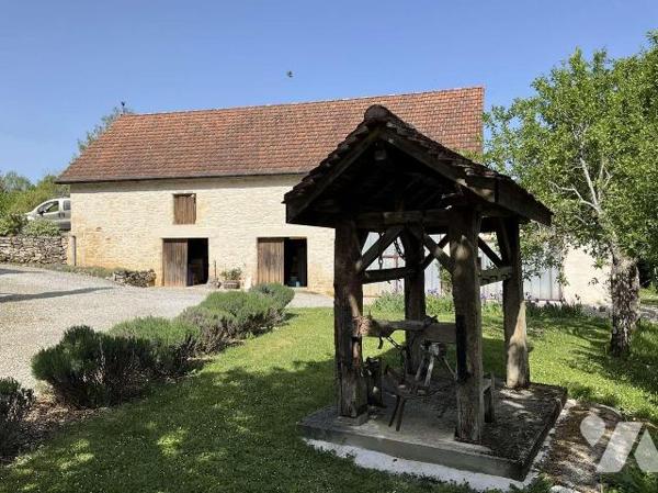 A VENDRE : Propriété en pierre située à une quinzaine de kilomètres à l'est de GOURDON (Lot - 4...