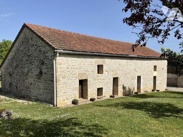 A VENDRE : Propriété en pierre située à une quinzaine de kilomètres à l'est de GOURDON (Lot - 4...