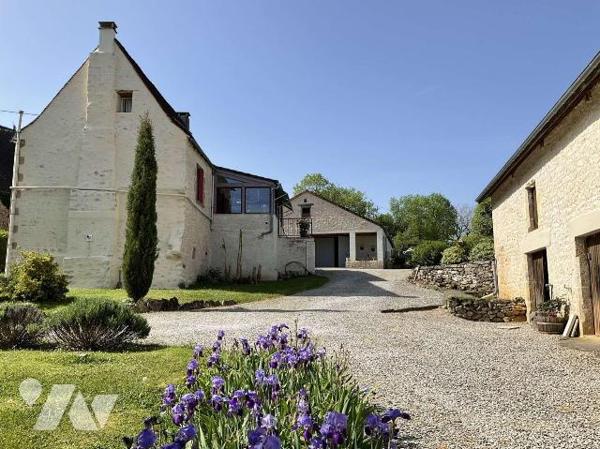 A VENDRE : Propriété en pierre située à une quinzaine de kilomètres à l'est de GOURDON (Lot - 4...