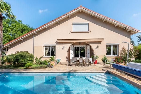 🏡 Située dans un environnement résidentiel calme et recherché, dans le quartier de Montaberlet à Décines-Charpieu, cette maison familiale d’environ 160 m² offre un cadre de vie rare, alliant volumes, confort et qualité des prestations.

✨ Dès l’entrée, la maison séduit par sa pièce de vie exceptionnelle de plus de 70 m², baignée de lumière et offrant de très beaux volumes. Véritable cœur de la maison, cet espace ouvert et chaleureux est idéal pour recevoir et partager des moments en famille.

Le rez-de-chaussée propose également une chambre permettant une vie de plain-pied, ainsi qu’une salle d’eau 🚿.

À l’étage, l’espace nuit se compose d’une suite parentale 🛏️, de deux chambres supplémentaires et d’un plateau de 30 à 35 m² à aménager selon vos envies (bureau, salle de jeux, chambre supplémentaire ou espace indépendant).

🌿 À l’extérieur, la propriété s’implante sur un terrain de 710 m² avec un jardin arboré, soigné et propice à la détente.

Les extérieurs ont été pensés pour profiter pleinement des beaux jours :

☀️ une terrasse exposée plein sud
🌳 une seconde terrasse ombragée
🍖 une cuisine extérieure aménagée avec barbecue
🏊 une piscine

🚗 Les prestations sont complétées par un garage, une cave et des espaces de rangement.

📍 La localisation constitue un réel atout : à proximité immédiate des axes structurants de l’Est lyonnais, le secteur bénéficie d’une bonne desserte en transports (tramway, bus) et permet de rejoindre rapidement le centre de Lyon, que ce soit en voiture ou en transports en commun. Cette accessibilité renforce l’attractivité du secteur, en conciliant cadre résidentiel et proximité urbaine.

Une maison familiale aux volumes généreux, avec des extérieurs qualitatifs et un fort potentiel d’évolution, dans un secteur en pleine valorisation.

À découvrir rapidement.