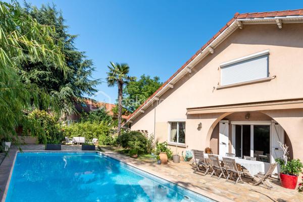 🏡 Située dans un environnement résidentiel calme et recherché, dans le quartier de Montaberlet à Décines-Charpieu, cette maison familiale d’environ 160 m² offre un cadre de vie rare, alliant volumes, confort et qualité des prestations.

✨ Dès l’entrée, la maison séduit par sa pièce de vie exceptionnelle de plus de 70 m², baignée de lumière et offrant de très beaux volumes. Véritable cœur de la maison, cet espace ouvert et chaleureux est idéal pour recevoir et partager des moments en famille.

Le rez-de-chaussée propose également une chambre permettant une vie de plain-pied, ainsi qu’une salle d’eau 🚿.

À l’étage, l’espace nuit se compose d’une suite parentale 🛏️, de deux chambres supplémentaires et d’un plateau de 30 à 35 m² à aménager selon vos envies (bureau, salle de jeux, chambre supplémentaire ou espace indépendant).

🌿 À l’extérieur, la propriété s’implante sur un terrain de 710 m² avec un jardin arboré, soigné et propice à la détente.

Les extérieurs ont été pensés pour profiter pleinement des beaux jours :

☀️ une terrasse exposée plein sud
🌳 une seconde terrasse ombragée
🍖 une cuisine extérieure aménagée avec barbecue
🏊 une piscine

🚗 Les prestations sont complétées par un garage, une cave et des espaces de rangement.

📍 La localisation constitue un réel atout : à proximité immédiate des axes structurants de l’Est lyonnais, le secteur bénéficie d’une bonne desserte en transports (tramway, bus) et permet de rejoindre rapidement le centre de Lyon, que ce soit en voiture ou en transports en commun. Cette accessibilité renforce l’attractivité du secteur, en conciliant cadre résidentiel et proximité urbaine.

Une maison familiale aux volumes généreux, avec des extérieurs qualitatifs et un fort potentiel d’évolution, dans un secteur en pleine valorisation.

À découvrir rapidement.