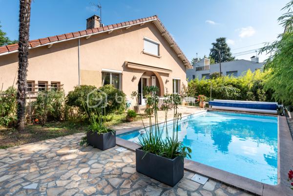 🏡 Située dans un environnement résidentiel calme et recherché, dans le quartier de Montaberlet à Décines-Charpieu, cette maison familiale d’environ 160 m² offre un cadre de vie rare, alliant volumes, confort et qualité des prestations.

✨ Dès l’entrée, la maison séduit par sa pièce de vie exceptionnelle de plus de 70 m², baignée de lumière et offrant de très beaux volumes. Véritable cœur de la maison, cet espace ouvert et chaleureux est idéal pour recevoir et partager des moments en famille.

Le rez-de-chaussée propose également une chambre permettant une vie de plain-pied, ainsi qu’une salle d’eau 🚿.

À l’étage, l’espace nuit se compose d’une suite parentale 🛏️, de deux chambres supplémentaires et d’un plateau de 30 à 35 m² à aménager selon vos envies (bureau, salle de jeux, chambre supplémentaire ou espace indépendant).

🌿 À l’extérieur, la propriété s’implante sur un terrain de 710 m² avec un jardin arboré, soigné et propice à la détente.

Les extérieurs ont été pensés pour profiter pleinement des beaux jours :

☀️ une terrasse exposée plein sud
🌳 une seconde terrasse ombragée
🍖 une cuisine extérieure aménagée avec barbecue
🏊 une piscine

🚗 Les prestations sont complétées par un garage, une cave et des espaces de rangement.

📍 La localisation constitue un réel atout : à proximité immédiate des axes structurants de l’Est lyonnais, le secteur bénéficie d’une bonne desserte en transports (tramway, bus) et permet de rejoindre rapidement le centre de Lyon, que ce soit en voiture ou en transports en commun. Cette accessibilité renforce l’attractivité du secteur, en conciliant cadre résidentiel et proximité urbaine.

Une maison familiale aux volumes généreux, avec des extérieurs qualitatifs et un fort potentiel d’évolution, dans un secteur en pleine valorisation.

À découvrir rapidement.