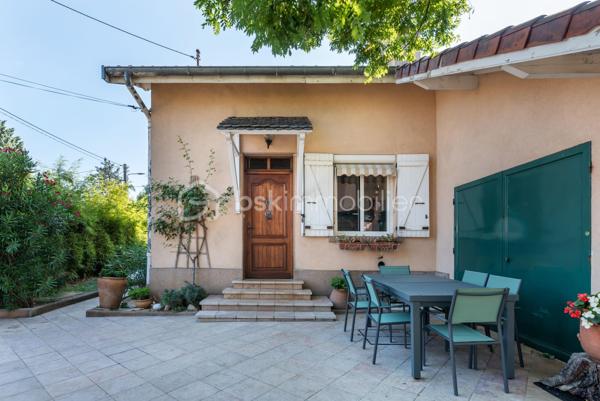 🏡 Située dans un environnement résidentiel calme et recherché, dans le quartier de Montaberlet à Décines-Charpieu, cette maison familiale d’environ 160 m² offre un cadre de vie rare, alliant volumes, confort et qualité des prestations.

✨ Dès l’entrée, la maison séduit par sa pièce de vie exceptionnelle de plus de 70 m², baignée de lumière et offrant de très beaux volumes. Véritable cœur de la maison, cet espace ouvert et chaleureux est idéal pour recevoir et partager des moments en famille.

Le rez-de-chaussée propose également une chambre permettant une vie de plain-pied, ainsi qu’une salle d’eau 🚿.

À l’étage, l’espace nuit se compose d’une suite parentale 🛏️, de deux chambres supplémentaires et d’un plateau de 30 à 35 m² à aménager selon vos envies (bureau, salle de jeux, chambre supplémentaire ou espace indépendant).

🌿 À l’extérieur, la propriété s’implante sur un terrain de 710 m² avec un jardin arboré, soigné et propice à la détente.

Les extérieurs ont été pensés pour profiter pleinement des beaux jours :

☀️ une terrasse exposée plein sud
🌳 une seconde terrasse ombragée
🍖 une cuisine extérieure aménagée avec barbecue
🏊 une piscine

🚗 Les prestations sont complétées par un garage, une cave et des espaces de rangement.

📍 La localisation constitue un réel atout : à proximité immédiate des axes structurants de l’Est lyonnais, le secteur bénéficie d’une bonne desserte en transports (tramway, bus) et permet de rejoindre rapidement le centre de Lyon, que ce soit en voiture ou en transports en commun. Cette accessibilité renforce l’attractivité du secteur, en conciliant cadre résidentiel et proximité urbaine.

Une maison familiale aux volumes généreux, avec des extérieurs qualitatifs et un fort potentiel d’évolution, dans un secteur en pleine valorisation.

À découvrir rapidement.