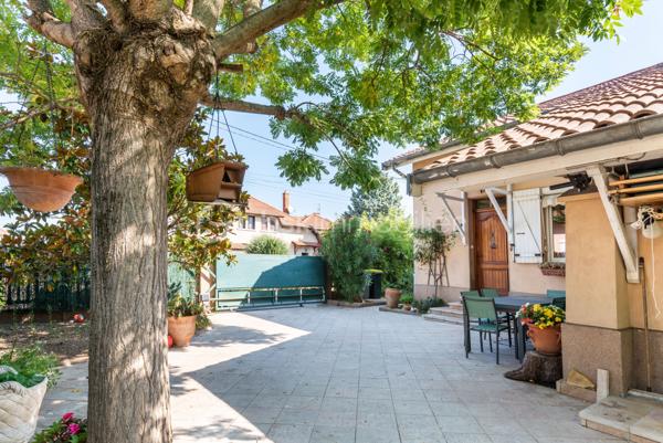 🏡 Située dans un environnement résidentiel calme et recherché, dans le quartier de Montaberlet à Décines-Charpieu, cette maison familiale d’environ 160 m² offre un cadre de vie rare, alliant volumes, confort et qualité des prestations.

✨ Dès l’entrée, la maison séduit par sa pièce de vie exceptionnelle de plus de 70 m², baignée de lumière et offrant de très beaux volumes. Véritable cœur de la maison, cet espace ouvert et chaleureux est idéal pour recevoir et partager des moments en famille.

Le rez-de-chaussée propose également une chambre permettant une vie de plain-pied, ainsi qu’une salle d’eau 🚿.

À l’étage, l’espace nuit se compose d’une suite parentale 🛏️, de deux chambres supplémentaires et d’un plateau de 30 à 35 m² à aménager selon vos envies (bureau, salle de jeux, chambre supplémentaire ou espace indépendant).

🌿 À l’extérieur, la propriété s’implante sur un terrain de 710 m² avec un jardin arboré, soigné et propice à la détente.

Les extérieurs ont été pensés pour profiter pleinement des beaux jours :

☀️ une terrasse exposée plein sud
🌳 une seconde terrasse ombragée
🍖 une cuisine extérieure aménagée avec barbecue
🏊 une piscine

🚗 Les prestations sont complétées par un garage, une cave et des espaces de rangement.

📍 La localisation constitue un réel atout : à proximité immédiate des axes structurants de l’Est lyonnais, le secteur bénéficie d’une bonne desserte en transports (tramway, bus) et permet de rejoindre rapidement le centre de Lyon, que ce soit en voiture ou en transports en commun. Cette accessibilité renforce l’attractivité du secteur, en conciliant cadre résidentiel et proximité urbaine.

Une maison familiale aux volumes généreux, avec des extérieurs qualitatifs et un fort potentiel d’évolution, dans un secteur en pleine valorisation.

À découvrir rapidement.