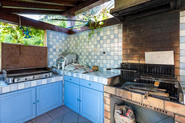 🏡 Située dans un environnement résidentiel calme et recherché, dans le quartier de Montaberlet à Décines-Charpieu, cette maison familiale d’environ 160 m² offre un cadre de vie rare, alliant volumes, confort et qualité des prestations.

✨ Dès l’entrée, la maison séduit par sa pièce de vie exceptionnelle de plus de 70 m², baignée de lumière et offrant de très beaux volumes. Véritable cœur de la maison, cet espace ouvert et chaleureux est idéal pour recevoir et partager des moments en famille.

Le rez-de-chaussée propose également une chambre permettant une vie de plain-pied, ainsi qu’une salle d’eau 🚿.

À l’étage, l’espace nuit se compose d’une suite parentale 🛏️, de deux chambres supplémentaires et d’un plateau de 30 à 35 m² à aménager selon vos envies (bureau, salle de jeux, chambre supplémentaire ou espace indépendant).

🌿 À l’extérieur, la propriété s’implante sur un terrain de 710 m² avec un jardin arboré, soigné et propice à la détente.

Les extérieurs ont été pensés pour profiter pleinement des beaux jours :

☀️ une terrasse exposée plein sud
🌳 une seconde terrasse ombragée
🍖 une cuisine extérieure aménagée avec barbecue
🏊 une piscine

🚗 Les prestations sont complétées par un garage, une cave et des espaces de rangement.

📍 La localisation constitue un réel atout : à proximité immédiate des axes structurants de l’Est lyonnais, le secteur bénéficie d’une bonne desserte en transports (tramway, bus) et permet de rejoindre rapidement le centre de Lyon, que ce soit en voiture ou en transports en commun. Cette accessibilité renforce l’attractivité du secteur, en conciliant cadre résidentiel et proximité urbaine.

Une maison familiale aux volumes généreux, avec des extérieurs qualitatifs et un fort potentiel d’évolution, dans un secteur en pleine valorisation.

À découvrir rapidement.