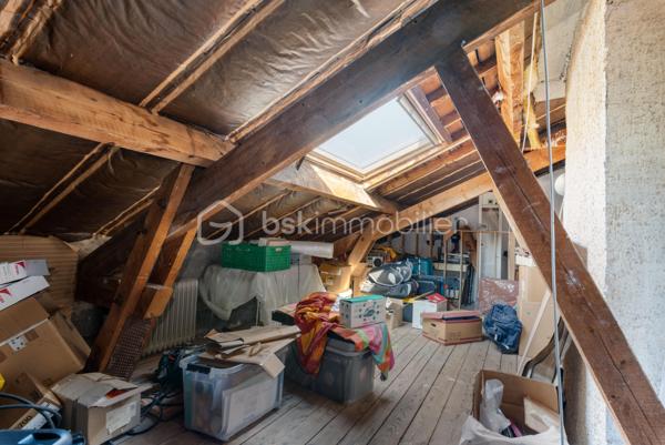 🏡 Située dans un environnement résidentiel calme et recherché, dans le quartier de Montaberlet à Décines-Charpieu, cette maison familiale d’environ 160 m² offre un cadre de vie rare, alliant volumes, confort et qualité des prestations.

✨ Dès l’entrée, la maison séduit par sa pièce de vie exceptionnelle de plus de 70 m², baignée de lumière et offrant de très beaux volumes. Véritable cœur de la maison, cet espace ouvert et chaleureux est idéal pour recevoir et partager des moments en famille.

Le rez-de-chaussée propose également une chambre permettant une vie de plain-pied, ainsi qu’une salle d’eau 🚿.

À l’étage, l’espace nuit se compose d’une suite parentale 🛏️, de deux chambres supplémentaires et d’un plateau de 30 à 35 m² à aménager selon vos envies (bureau, salle de jeux, chambre supplémentaire ou espace indépendant).

🌿 À l’extérieur, la propriété s’implante sur un terrain de 710 m² avec un jardin arboré, soigné et propice à la détente.

Les extérieurs ont été pensés pour profiter pleinement des beaux jours :

☀️ une terrasse exposée plein sud
🌳 une seconde terrasse ombragée
🍖 une cuisine extérieure aménagée avec barbecue
🏊 une piscine

🚗 Les prestations sont complétées par un garage, une cave et des espaces de rangement.

📍 La localisation constitue un réel atout : à proximité immédiate des axes structurants de l’Est lyonnais, le secteur bénéficie d’une bonne desserte en transports (tramway, bus) et permet de rejoindre rapidement le centre de Lyon, que ce soit en voiture ou en transports en commun. Cette accessibilité renforce l’attractivité du secteur, en conciliant cadre résidentiel et proximité urbaine.

Une maison familiale aux volumes généreux, avec des extérieurs qualitatifs et un fort potentiel d’évolution, dans un secteur en pleine valorisation.

À découvrir rapidement.