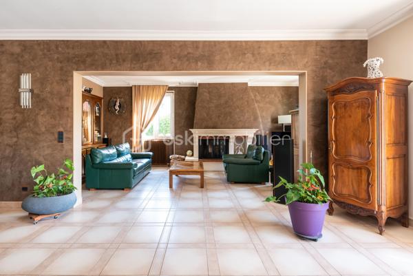 🏡 Située dans un environnement résidentiel calme et recherché, dans le quartier de Montaberlet à Décines-Charpieu, cette maison familiale d’environ 160 m² offre un cadre de vie rare, alliant volumes, confort et qualité des prestations.

✨ Dès l’entrée, la maison séduit par sa pièce de vie exceptionnelle de plus de 70 m², baignée de lumière et offrant de très beaux volumes. Véritable cœur de la maison, cet espace ouvert et chaleureux est idéal pour recevoir et partager des moments en famille.

Le rez-de-chaussée propose également une chambre permettant une vie de plain-pied, ainsi qu’une salle d’eau 🚿.

À l’étage, l’espace nuit se compose d’une suite parentale 🛏️, de deux chambres supplémentaires et d’un plateau de 30 à 35 m² à aménager selon vos envies (bureau, salle de jeux, chambre supplémentaire ou espace indépendant).

🌿 À l’extérieur, la propriété s’implante sur un terrain de 710 m² avec un jardin arboré, soigné et propice à la détente.

Les extérieurs ont été pensés pour profiter pleinement des beaux jours :

☀️ une terrasse exposée plein sud
🌳 une seconde terrasse ombragée
🍖 une cuisine extérieure aménagée avec barbecue
🏊 une piscine

🚗 Les prestations sont complétées par un garage, une cave et des espaces de rangement.

📍 La localisation constitue un réel atout : à proximité immédiate des axes structurants de l’Est lyonnais, le secteur bénéficie d’une bonne desserte en transports (tramway, bus) et permet de rejoindre rapidement le centre de Lyon, que ce soit en voiture ou en transports en commun. Cette accessibilité renforce l’attractivité du secteur, en conciliant cadre résidentiel et proximité urbaine.

Une maison familiale aux volumes généreux, avec des extérieurs qualitatifs et un fort potentiel d’évolution, dans un secteur en pleine valorisation.

À découvrir rapidement.