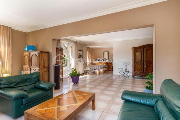 🏡 Située dans un environnement résidentiel calme et recherché, dans le quartier de Montaberlet à Décines-Charpieu, cette maison familiale d’environ 160 m² offre un cadre de vie rare, alliant volumes, confort et qualité des prestations.

✨ Dès l’entrée, la maison séduit par sa pièce de vie exceptionnelle de plus de 70 m², baignée de lumière et offrant de très beaux volumes. Véritable cœur de la maison, cet espace ouvert et chaleureux est idéal pour recevoir et partager des moments en famille.

Le rez-de-chaussée propose également une chambre permettant une vie de plain-pied, ainsi qu’une salle d’eau 🚿.

À l’étage, l’espace nuit se compose d’une suite parentale 🛏️, de deux chambres supplémentaires et d’un plateau de 30 à 35 m² à aménager selon vos envies (bureau, salle de jeux, chambre supplémentaire ou espace indépendant).

🌿 À l’extérieur, la propriété s’implante sur un terrain de 710 m² avec un jardin arboré, soigné et propice à la détente.

Les extérieurs ont été pensés pour profiter pleinement des beaux jours :

☀️ une terrasse exposée plein sud
🌳 une seconde terrasse ombragée
🍖 une cuisine extérieure aménagée avec barbecue
🏊 une piscine

🚗 Les prestations sont complétées par un garage, une cave et des espaces de rangement.

📍 La localisation constitue un réel atout : à proximité immédiate des axes structurants de l’Est lyonnais, le secteur bénéficie d’une bonne desserte en transports (tramway, bus) et permet de rejoindre rapidement le centre de Lyon, que ce soit en voiture ou en transports en commun. Cette accessibilité renforce l’attractivité du secteur, en conciliant cadre résidentiel et proximité urbaine.

Une maison familiale aux volumes généreux, avec des extérieurs qualitatifs et un fort potentiel d’évolution, dans un secteur en pleine valorisation.

À découvrir rapidement.